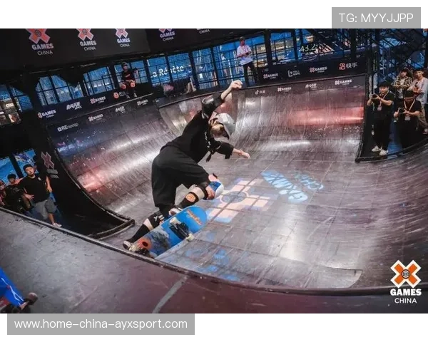 滑板U池动作翻转干净利落，挑战极限，享受自由