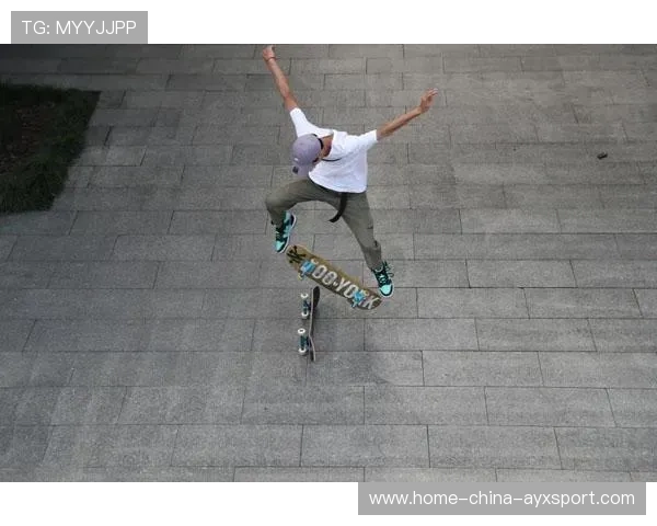 一滑板少年街头炫技，教练直接邀请进队